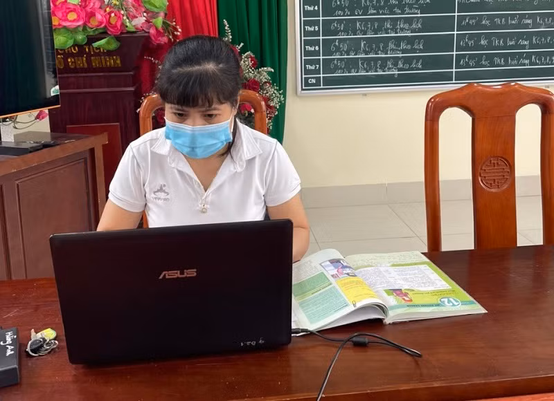 Thầy cô trong khu cách ly (Bắc Giang) dạy học trực tuyến miễn phí cho HS.