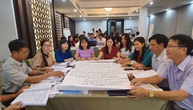 Cán bộ quản lý giáo dục tham gia buổi tập huấn Chương trình GDPT mới. Ảnh: Sỹ Điền