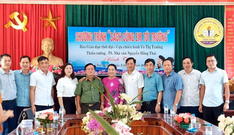 Các trường học tiếp nhận sách từ Chương trình "Sách cùng em đến trường".