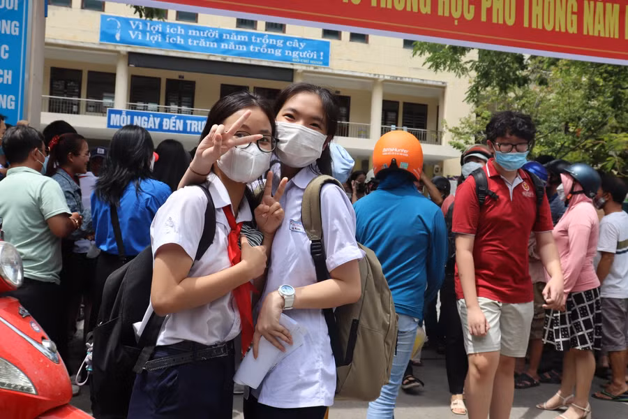 Thí sinh tại điểm thi Trường THPT Trần Phú phấn khởi với bài thi môn Ngữ văn 