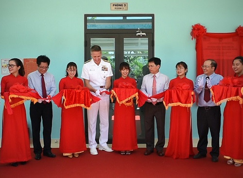 Đô đốc Philip Davidson và các cán bộ Bệnh viện Da liễu tỉnh Khánh Hòa cắt băng khánh thành một số phòng bệnh do Hoa Kỳ tài trợ xây dựng.