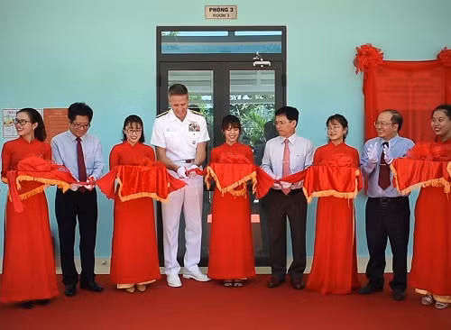 Đô đốc Philip Davidson và các cán bộ Bệnh viện Da liễu tỉnh Khánh Hòa cắt băng khánh thành một số phòng bệnh do Hoa Kỳ tài trợ xây dựng.