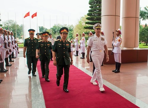 Tổng Tham mưu trưởng QĐND Việt Nam, Thứ trưởng Bộ Quốc phòng, Thượng tướng Phan Văn Giang đón tiếp Tư lệnh Bộ Tư lệnh Ấn Độ Dương – Thái Bình Dương Hoa Kỳ, Đô đốc Philip Davidson tại Bộ Quốc phòng.