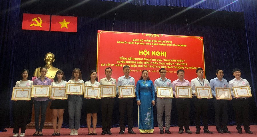 Các cá nhân giành giải cao tại Cuộc thi trực tuyến do Đảng ủy Khối tổ chức năm 2019 được nhận giấy khen