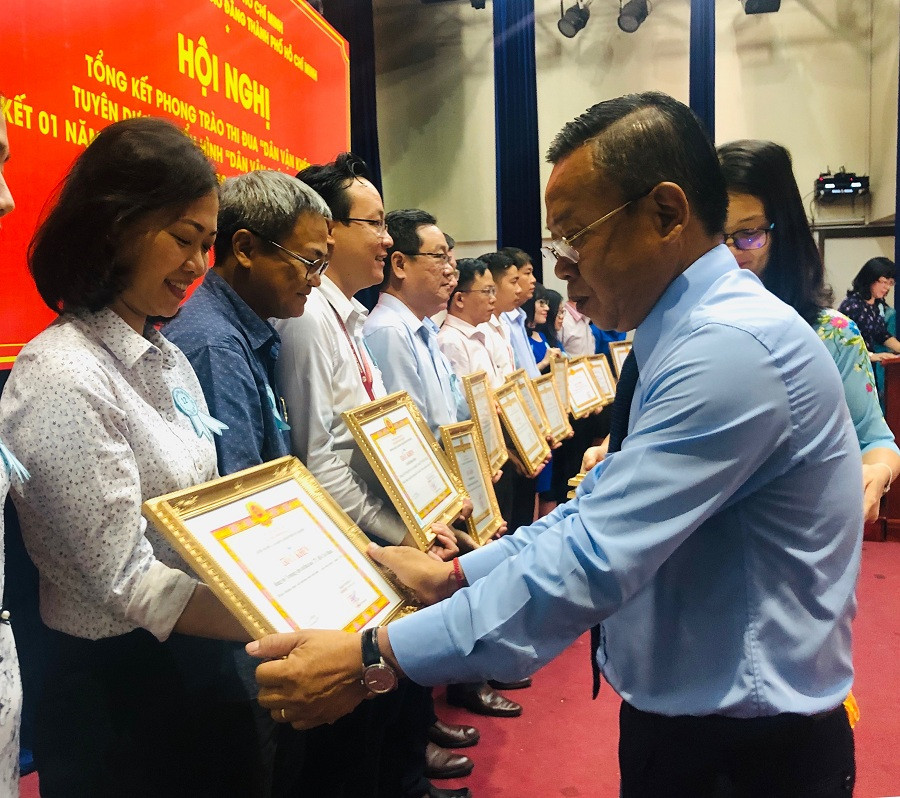 Ông Nguyễn Hữu Hiệp-Trưởng Ban Dân vận Thành ủy TP.HCM trao giấy khen cho các điển hình "Dân vận khéo"