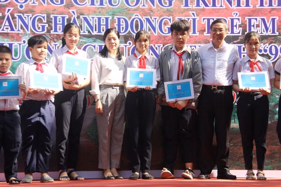 Đại diện Sở GD&ĐT Đà Nẵng và Công ty Cổ phần tiến bộ quốc tế trao học bổng cho HS.