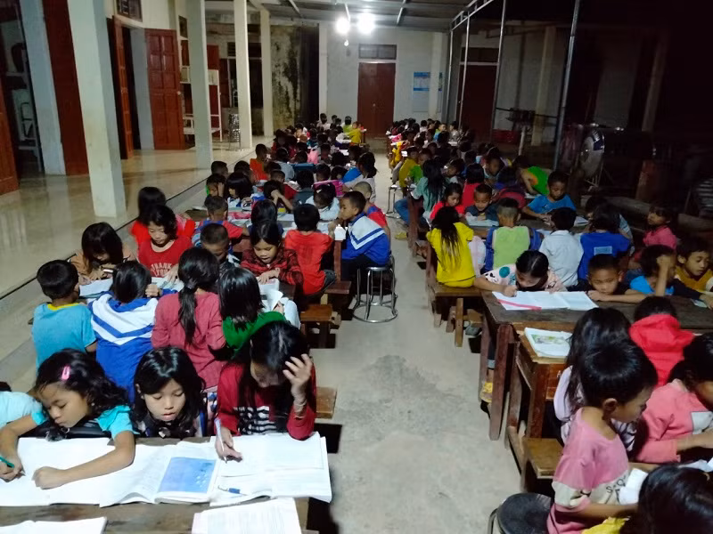 Niềm vui của các em học sinh Tiểu học Bảo Nam 2 khi được ôn bài dưới ánh đèn năng lượng mặt trời.