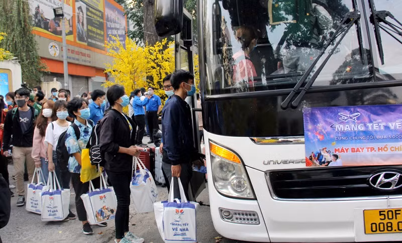 Sinh viên khó khăn được hỗ trợ vé tàu, xe, máy bay về quê đón Tết.