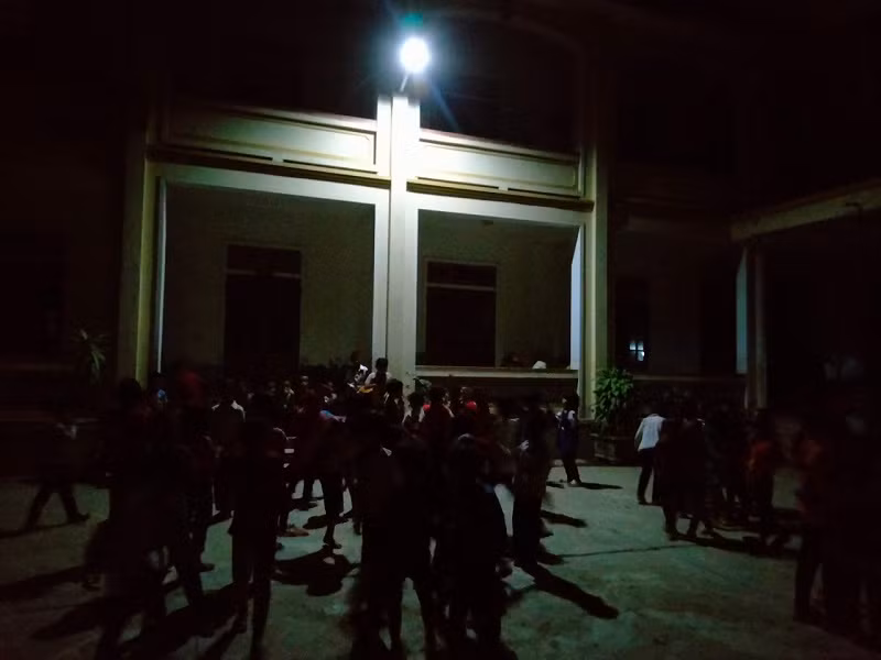 Học sinh Trường Tiểu học Mỹ Lý 2 vui chơi trong đêm dưới ánh đèn năng lượng mặt trời.