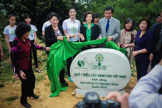 Hoa hậu Ngọc Hân trồng cây tri ân Đại tướng Võ Nguyên Giáp - ảnh 10 Hình ảnh: Hoa hậu Ngọc Hân trồng cây tri ân Đại tướng Võ Nguyên Giáp số 10