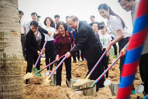 Hoa hậu Ngọc Hân trồng cây tri ân Đại tướng Võ Nguyên Giáp - ảnh 7 Hình ảnh: Hoa hậu Ngọc Hân trồng cây tri ân Đại tướng Võ Nguyên Giáp số 7