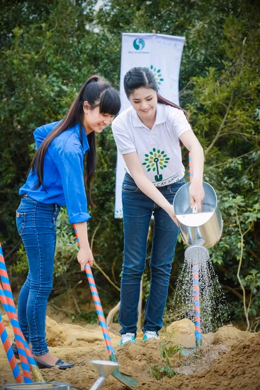 Hình ảnh: Hoa hậu Ngọc Hân trồng cây tri ân Đại tướng Võ Nguyên Giáp số 9