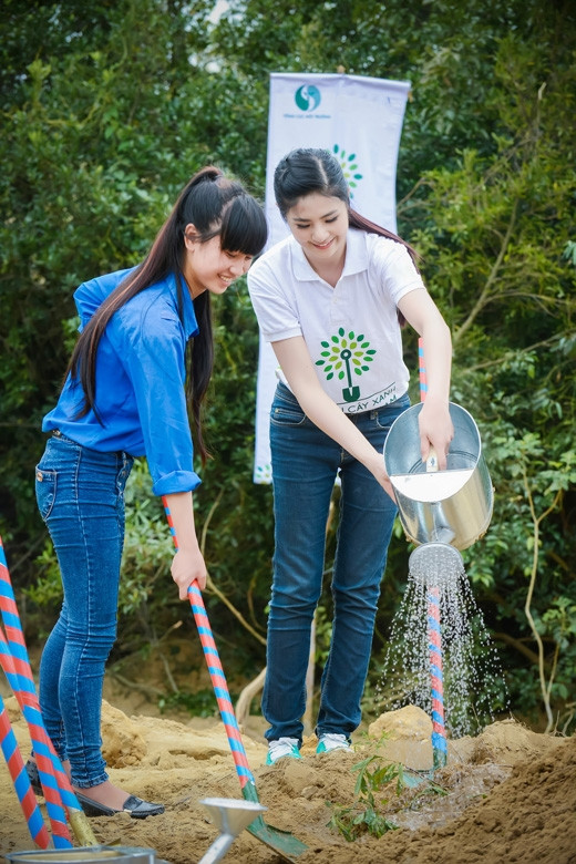 Hoa hậu Ngọc Hân trồng cây tri ân Đại tướng Võ Nguyên Giáp - ảnh 9 Hình ảnh: Hoa hậu Ngọc Hân trồng cây tri ân Đại tướng Võ Nguyên Giáp số 9