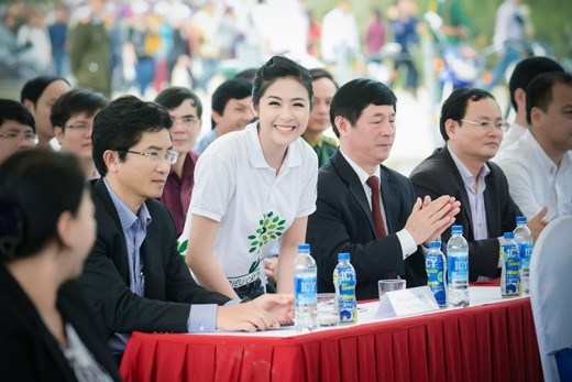 Hoa hậu Ngọc Hân trồng cây tri ân Đại tướng Võ Nguyên Giáp - ảnh 1 Hình ảnh: Hoa hậu Ngọc Hân trồng cây tri ân Đại tướng Võ Nguyên Giáp số 1