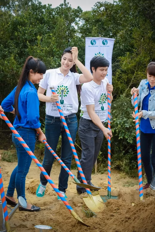 Hình ảnh: Hoa hậu Ngọc Hân trồng cây tri ân Đại tướng Võ Nguyên Giáp số 8