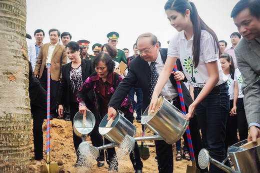 Hoa hậu Ngọc Hân trồng cây tri ân Đại tướng Võ Nguyên Giáp - ảnh 6 Hình ảnh: Hoa hậu Ngọc Hân trồng cây tri ân Đại tướng Võ Nguyên Giáp số 6