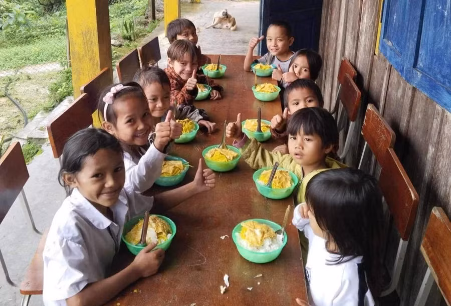 Bữa ăn trưa từ nguồn hỗ trợ cộng đồng, do thầy Hồ Văn Ngọc đảm nhiệm công việc nấu nướng cho học sinh điểm trường Ông Thái. 