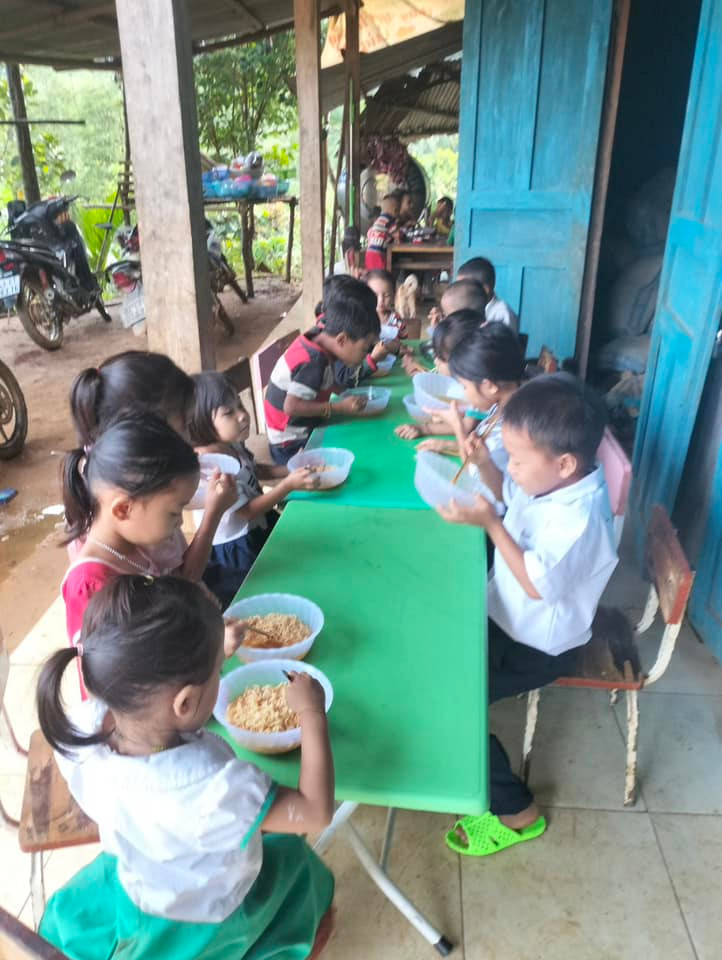 Thầy Nguyễn Văn Nhân còn dự trữ cả mì tôm từ nguồn hỗ trợ của các nhà hảo tâm để làm bữa ăn sáng cho học sinh. Thầy Nguyễn Văn Nhân còn dự trữ cả mì tôm từ nguồn hỗ trợ của các nhà hảo tâm để làm bữa ăn sáng cho học sinh.