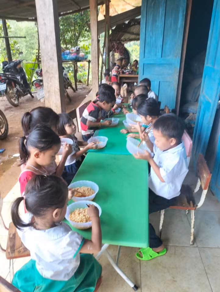 Thầy Nguyễn Văn Nhân còn dự trữ cả mì tôm từ nguồn hỗ trợ của các nhà hảo tâm để làm bữa ăn sáng cho học sinh.