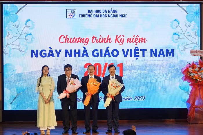 Đại diện sinh viên Trường ĐH Ngoại ngữ, ĐH Đà Nẵng tặng hoa tri ân các thầy cô giáo nhân Ngày 20/11. 