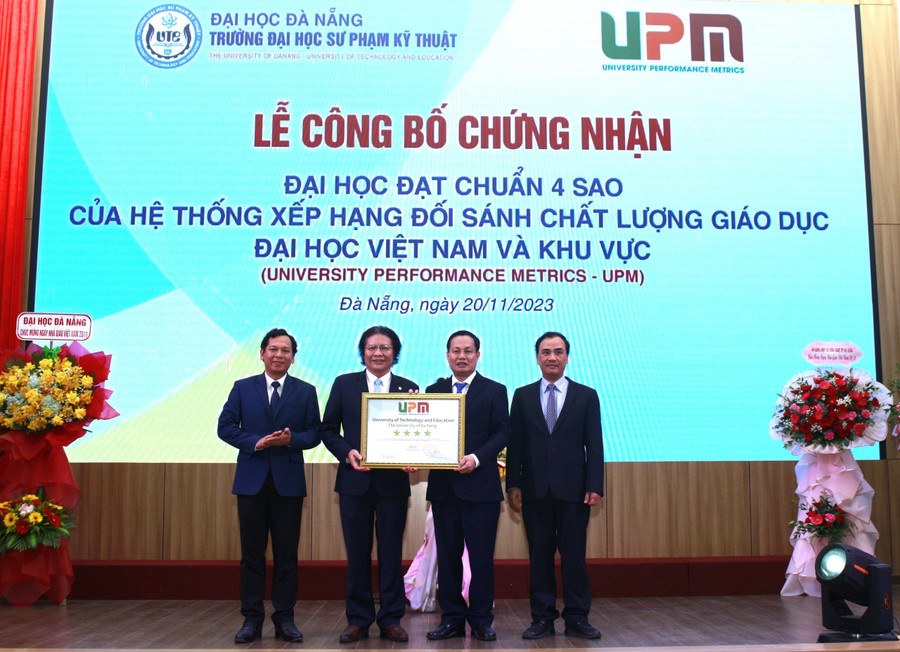 GS. TS Nguyễn Hữu Đức, Viện Đổi mới sáng tạo UPM trao "Chứng nhận đạt chuẩn 4 sao" cho tập thể Trường ĐH Sư phạm Kỹ thuật, ĐH Đà Nẵng. 