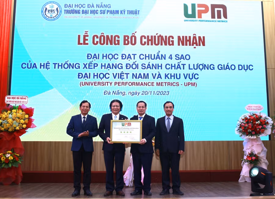 GS. TS Nguyễn Hữu Đức, Viện Đổi mới sáng tạo UPM trao "Chứng nhận đạt chuẩn 4 sao" cho tập thể Trường ĐH Sư phạm Kỹ thuật, ĐH Đà Nẵng. 
