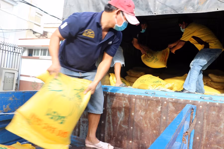 Hàng hóa nhu yếu phẩm được vận chuyển lên xe tải chở đến TPHCM.
