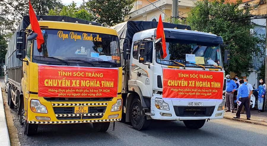 “Những chuyến xe nghĩa tình” chở hàng hóa thiết yếu từ Sóc Trăng hỗ trợ đồng bào TPHCM.