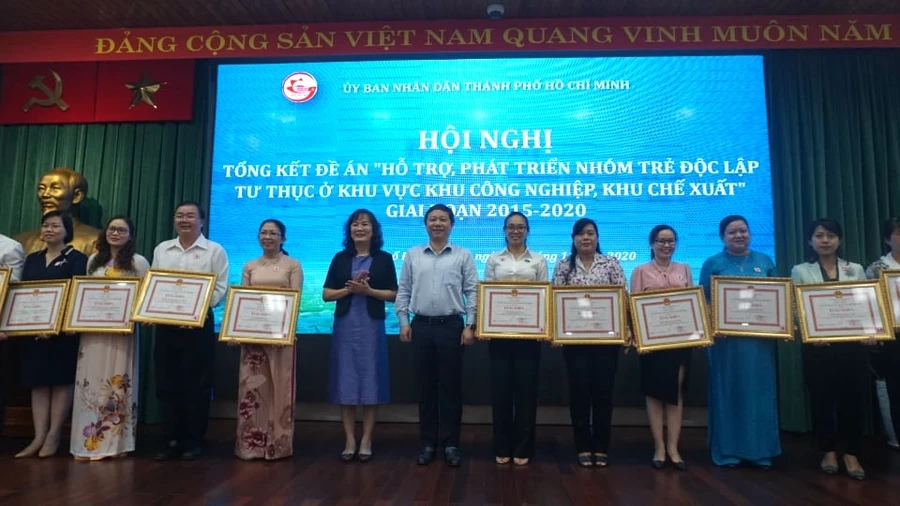 Các tập thể, cá nhân có thành tích xuất sắc trong thực hiện đề án 404 nhận bằng khen. Ảnh Q.Nguyễn