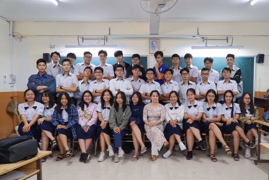 Cô Lê Hoàng Anh cùng học sinh lớp 12A6. Ảnh NVCC