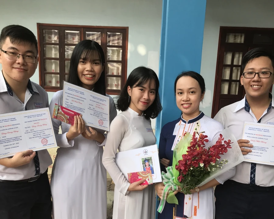 Cô giáo Lê Hoàng Anh và 4 học sinh đạt giải tại kỳ thi Học Sinh Giỏi cấp TP môn tiếng Anh của Trường THPT Nguyễn Du, TP.HCM. Ảnh NVCC