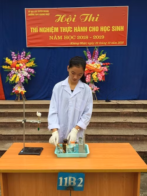 Phần thi thực hành thử tính oxi hóa của axit nitric đặc với đồng của học sinh khối 11