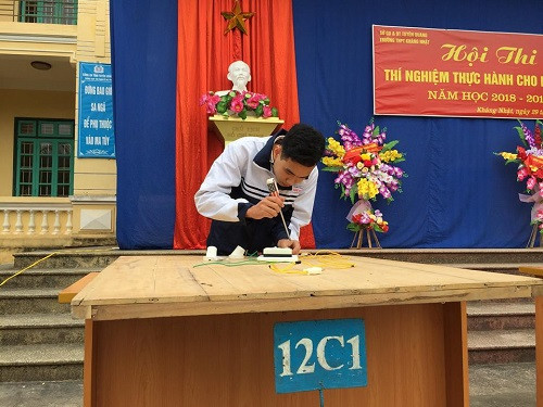 Học sinh lớp 12 thi thực hành lắp bảng điện