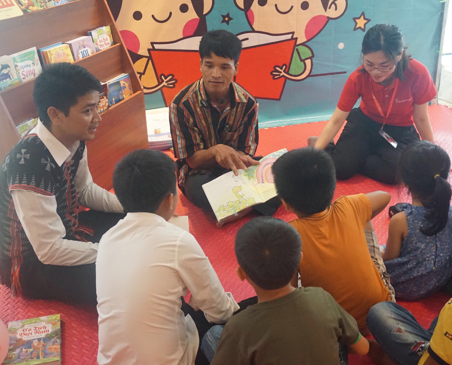 Giáo viên và phụ huynh dạy học cho trẻ Giáo viên và phụ huynh dạy học cho trẻ