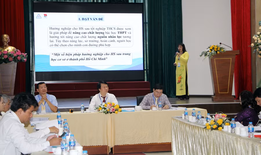 TS Nguyễn Đặng An Long, Chánh Văn phòng Đảng Uỷ Sở GD&amp;ĐT TP.HCM trình bày tham luận tại hội thảo