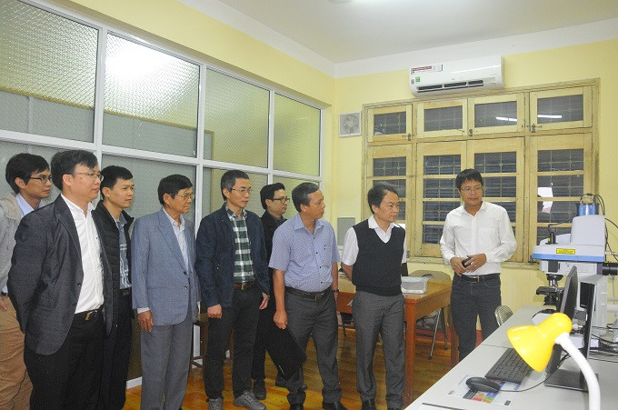 Đại diện Trường Đại học Tôn Đức Thắng tham quan hệ thống phòng thí nghiệm của Trường Đại học Khoa học