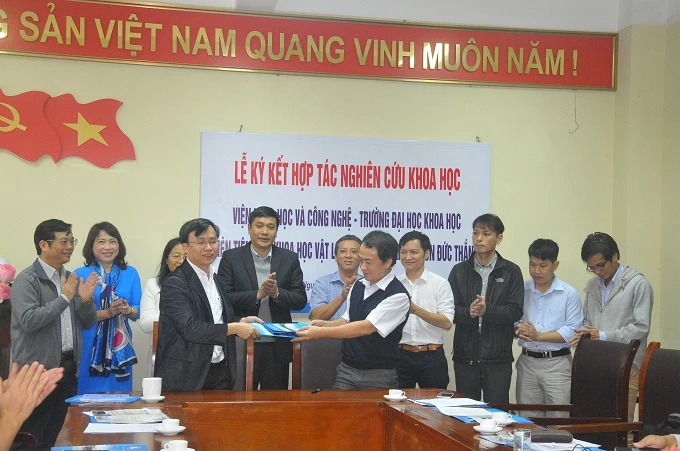 PGS.TS Phạm Thế Chính – Giám đốc Viện Khoa học và Công nghệ
(Trường Đại học Khoa học – Đại học Thái Nguyên) và PGS.TS. Phạm
Thanh Phong – Viện trưởng Viện Tiên tiến Khoa học Vật liệu – Trường Đại
học Tôn Đức Thắng ký kết biên bản hợp tác trước sự chứng