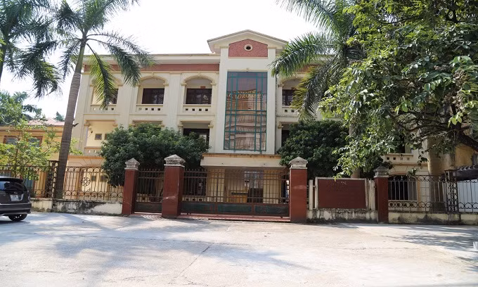 Lợi nhuận từ việc khai thác vàng sa khoáng Mỏ Bản Ná của Công ty Thăng Long đã chuyển một phần sang “thao túng” các điểm đất vàng tại trung tâm thành phố Thái Nguyên, đầu tiên là UBND phường Phan Đình Phùng