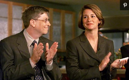 Bill nhìn vợ mình trong một cuộc họp báo tháng 9 năm 1999 ở Seattle, nơi họ công bố Chương trình Học giả Thiên niên kỷ, hứa hẹn cung cấp hỗ trợ tài chính cho những sinh viên thiểu số có thành tích cao.