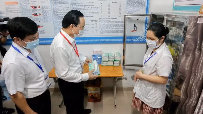 Bộ trưởng Phùng Xuân Nhạ trong một lần kiểm tra công tác phòng chống dịch Covid-19 trong trường học