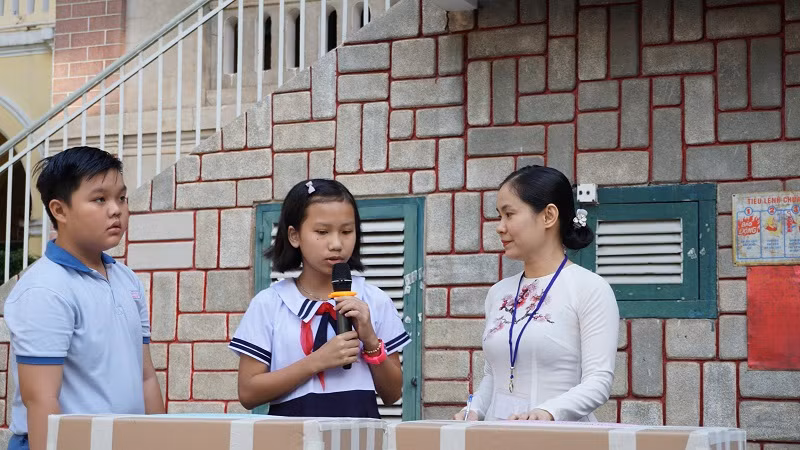 Thí sinh kiểm tra niêm phong đề khảo sát