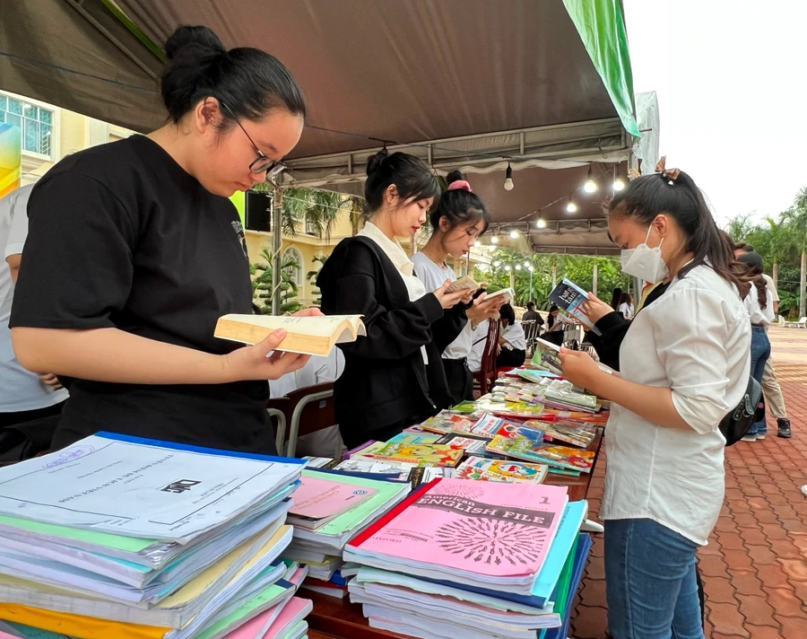 Sinh viên tham gia Chương trình “Trang sách cũ - Chân trời mới”.