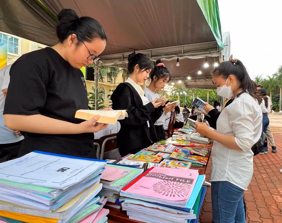 Sinh viên tham gia Chương trình “Trang sách cũ - Chân trời mới”.