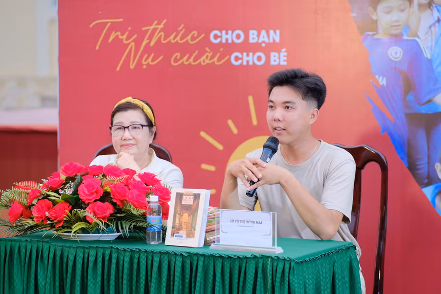 Diễn giả Nguyễn Duy Linh, tác giả cuốn sách Tản mạn kiến trúc Nam Bộ, cựu sinh viên trường chia sẻ niềm đam mê đọc sách.