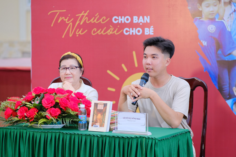 Diễn giả Nguyễn Duy Linh, tác giả cuốn sách Tản mạn kiến trúc Nam Bộ, cựu sinh viên trường chia sẻ niềm đam mê đọc sách. Diễn giả Nguyễn Duy Linh, tác giả cuốn sách Tản mạn kiến trúc Nam Bộ, cựu sinh viên trường chia sẻ niềm đam mê đọc sách.