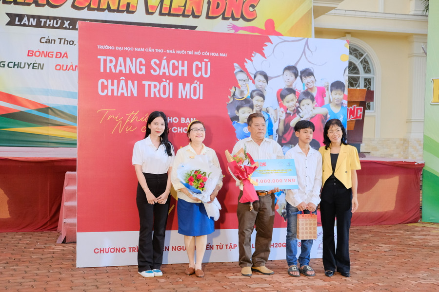 Ban tổ chức trao số tiền 8 triệu đồng cho đại diện Nhà nuôi trẻ Hoa Mai Cần Thơ. Ban tổ chức trao số tiền 8 triệu đồng cho đại diện Nhà nuôi trẻ Hoa Mai Cần Thơ.