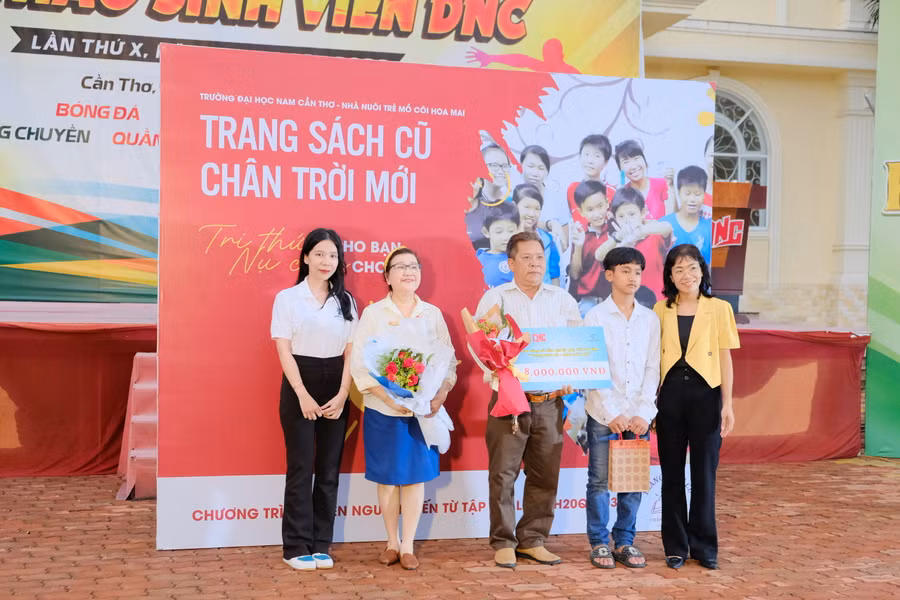 Ban tổ chức trao số tiền 8 triệu đồng cho đại diện Nhà nuôi trẻ Hoa Mai Cần Thơ.