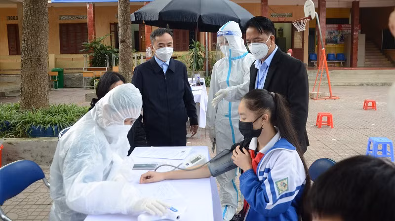 Ông Nguyễn Văn Đoạt, Phó Giám đốc Sở GD&amp;ĐT Điện Biên (ngoài cùng bên trái) kiểm tra công tác tiêm vắc-xin cho học sinh tại Trường THCS Nam Thanh (TP Điện Biên Phủ).