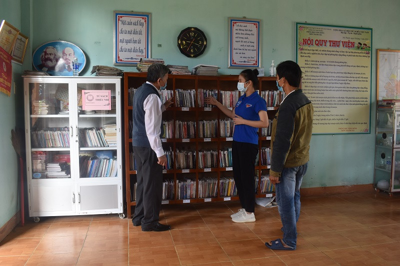 Các đoàn viên thanh niên hướng dẫn người dân tìm các đầu sách. Các đoàn viên thanh niên hướng dẫn người dân tìm các đầu sách.