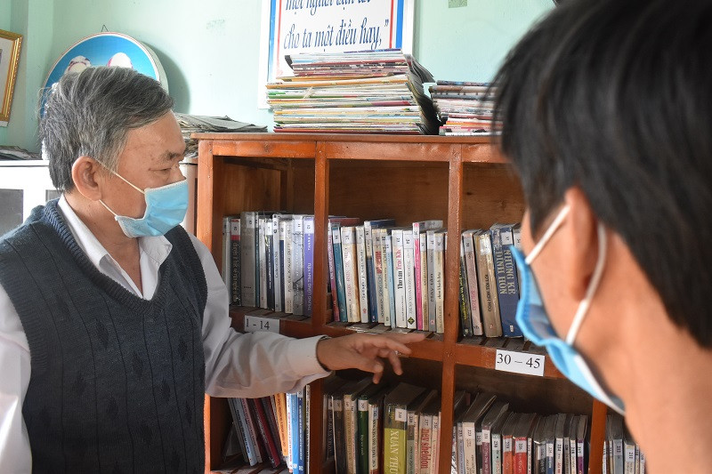 Ông Mai Hữu Phước - Trưởng thôn Thanh Trà là người quản lý phòng đọc sách cộng đồng của thôn. Ông Mai Hữu Phước - Trưởng thôn Thanh Trà là người quản lý phòng đọc sách cộng đồng của thôn.